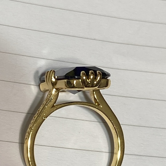 Yellow Gold tone with large faceted rectangular purple stone size 8 1/4 - Picture 7 of 11